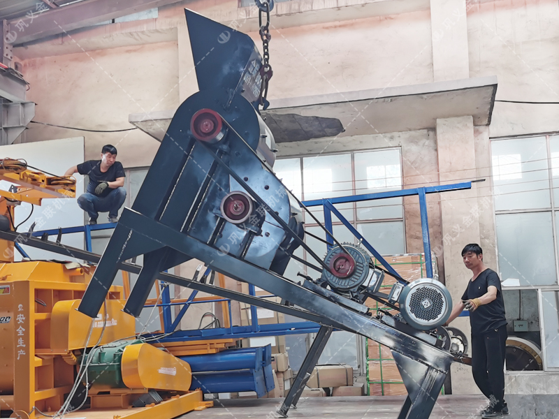 小型雙級破碎機(jī)發(fā)往安徽黃山_粉碎污泥
